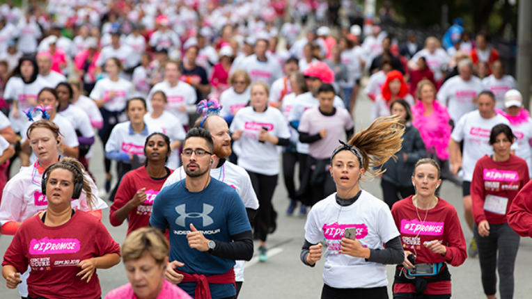 Des coureurs à la course à la vie CIBC