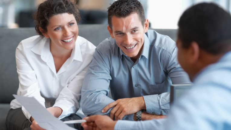 Un couple avec un conseiller financier