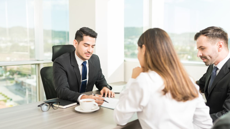 Réunion du conseiller avec les clients.