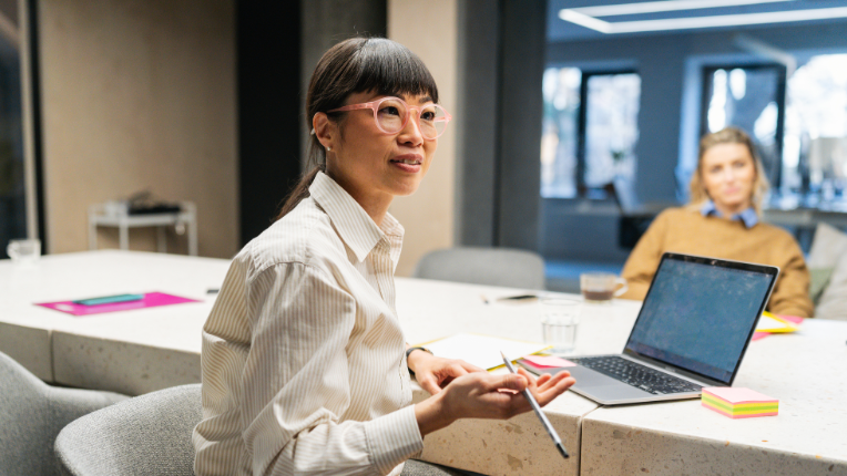 Woman speaking with a laptop.