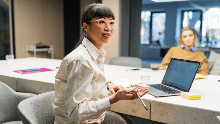 Une femme regardant son ordinateur portable