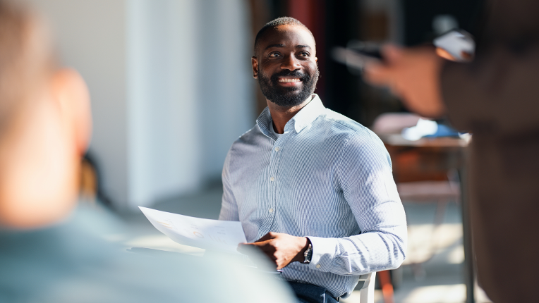 Homme à table avec tablette