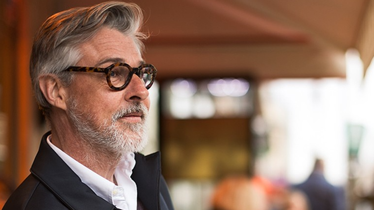 Homme avec des lunettes