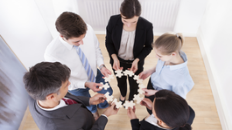 Gens en vêtements daffaires dans un cercle avec des pièces du puzzle