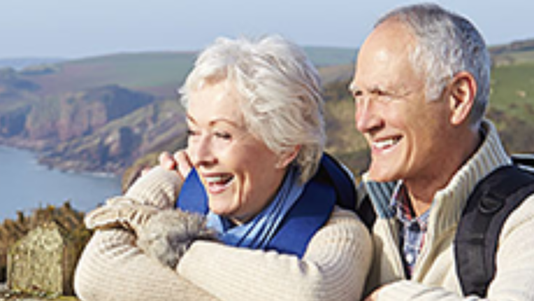 couple de personnes âgées en face des montagnes