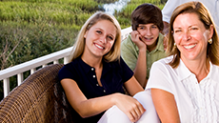 maman avec fils et fille assise sur le porche