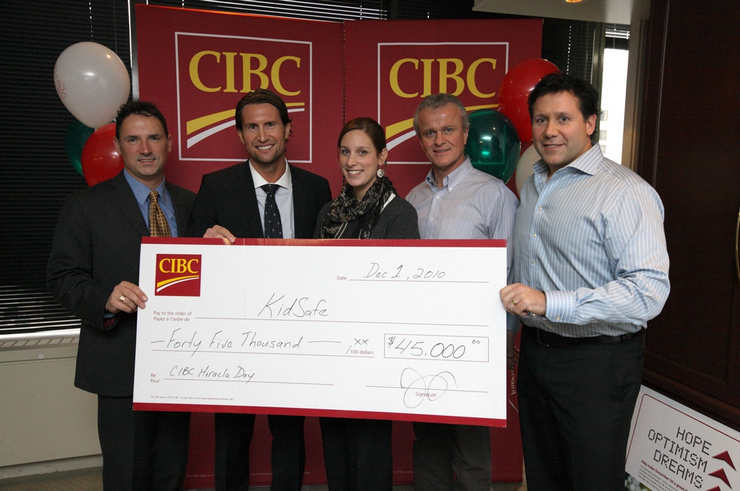 CIBC employee's donating a cheque to Kid Safe program